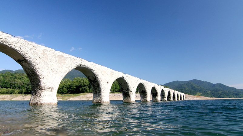 雄大な自然に溶け込む幻の橋、タウシュベツ川橋梁