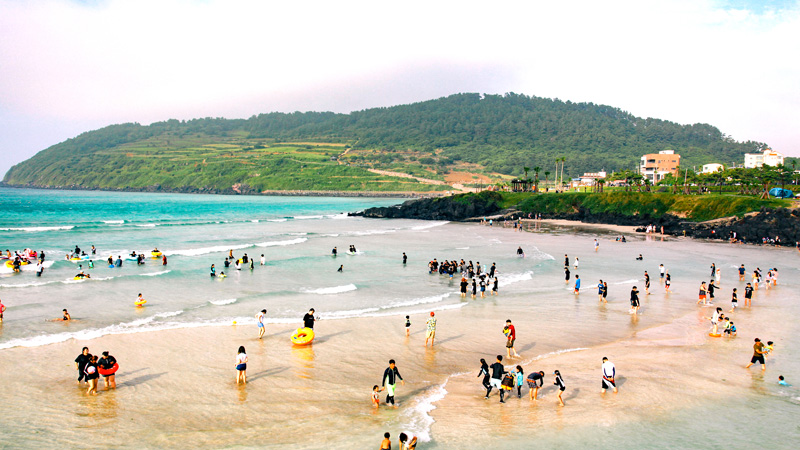 家族連れにも人気の咸徳犀牛峰海水浴場（ハムドクビーチ）