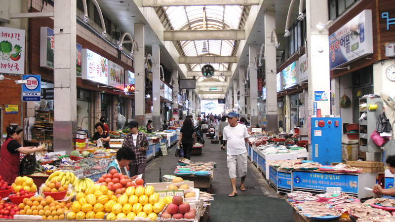 毎日オルレ市場では、食べ歩きを楽しんで