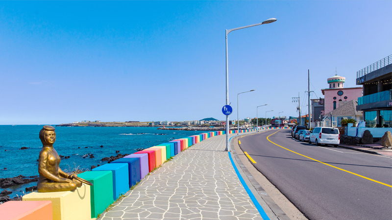 これぞSNS映え！　カラフルな海岸道路