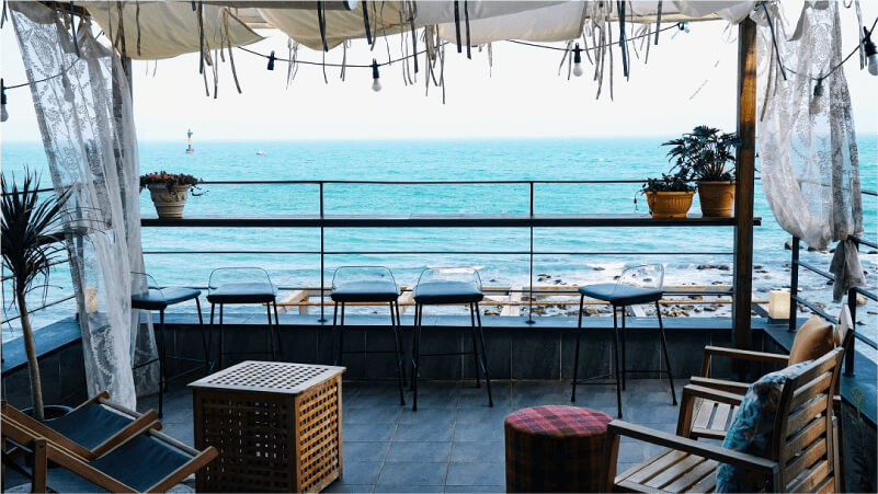 店内どこからでも望める海の景色が最高！｜Cafe Roof Top