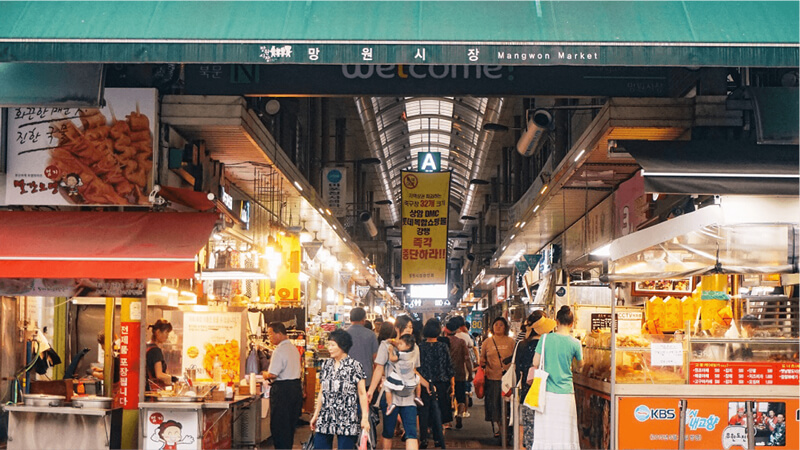 B級グルメの食べ歩きが楽しい望遠市場