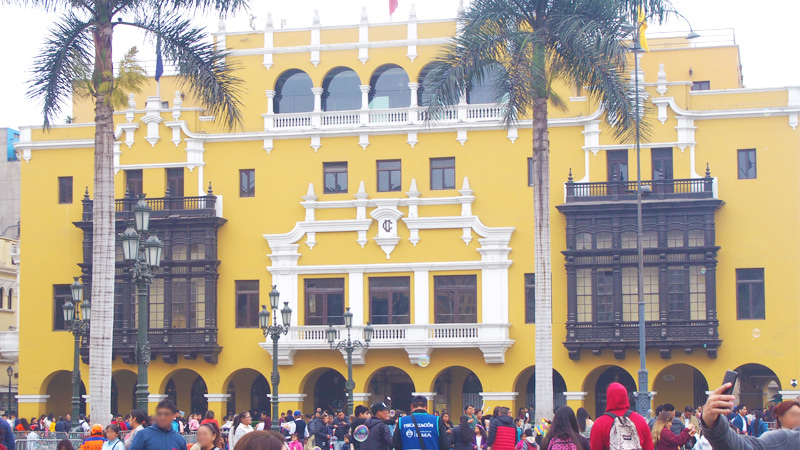 リマ旧市街の市庁舎。リマでは黄色は幸せの象徴とされています