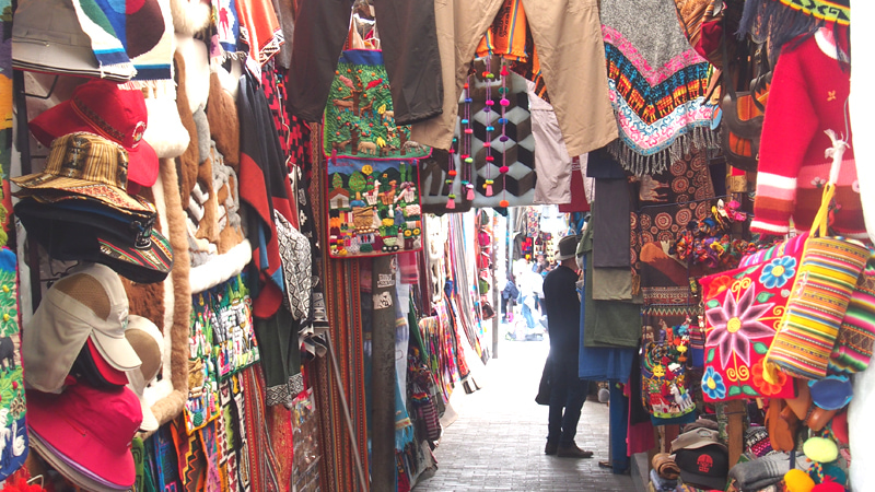 マチュピチュ駅前の市場はお土産がぎっしり！