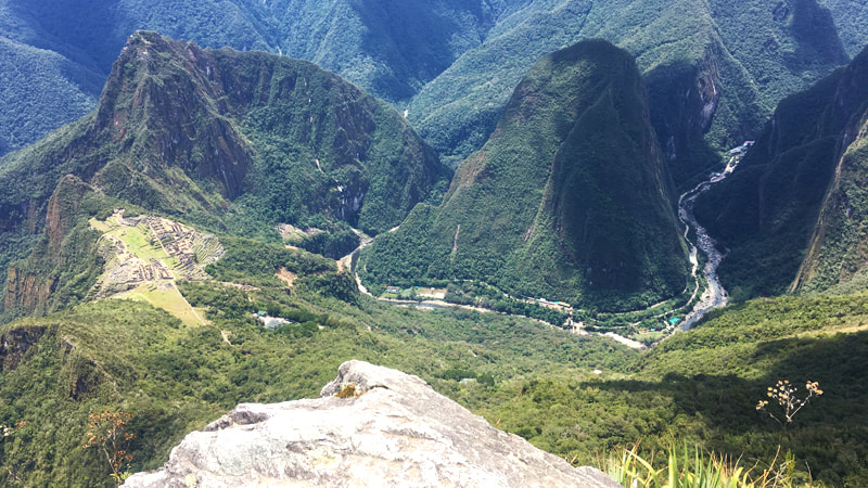 マチュピチュ山の頂上付近からは、遺跡もワイナピチュもこんなに下に