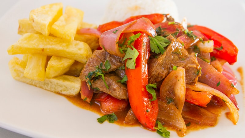 醤油がきいたロモ・サルダードは、どこかなじみのある味