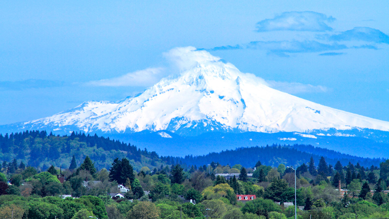 美しい二等辺三角形に山頂の雪、本当に富士山そっくりです。