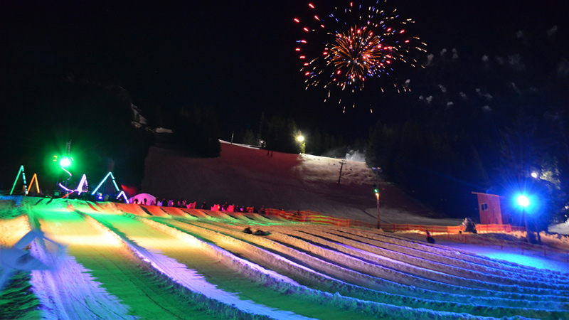 緩やかな坂に見えますが…絶叫必至の速さで滑り降ります。