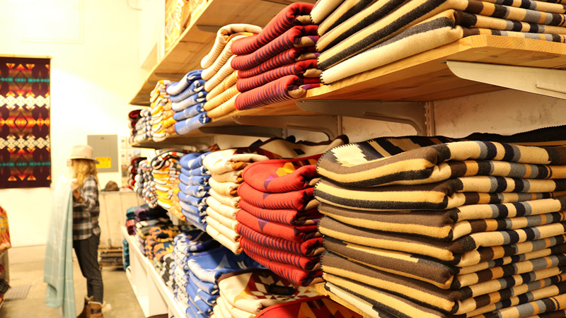 ペンドルトン・ウールン・ミルズの本店にはアウトレット品もあり、通常は高価なブランケットもお手頃価格で購入できます。