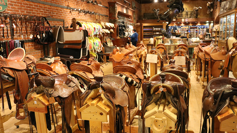 ずらりと並ぶ大量のサドルには圧倒されます！（ハムリーズ・ウエスタン・ストア）