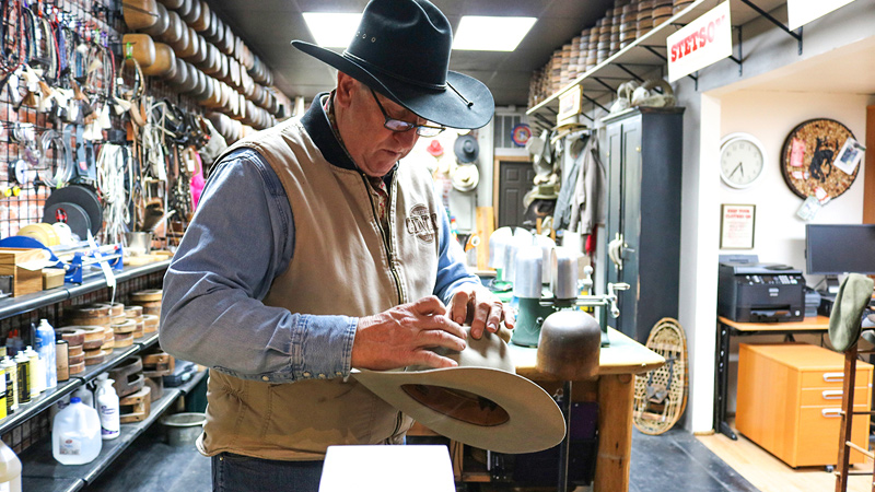 水蒸気で自在に形を変えるカウボーイハット。（ペンドルトン・ハット・カンパニー）