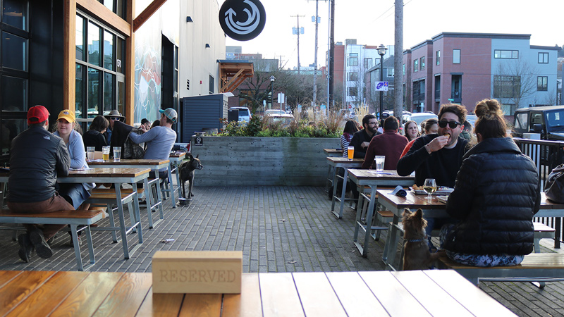 休日には犬を連れてブルワリーをハシゴするローカルも。（ブレークサイド・ブリュワリー）