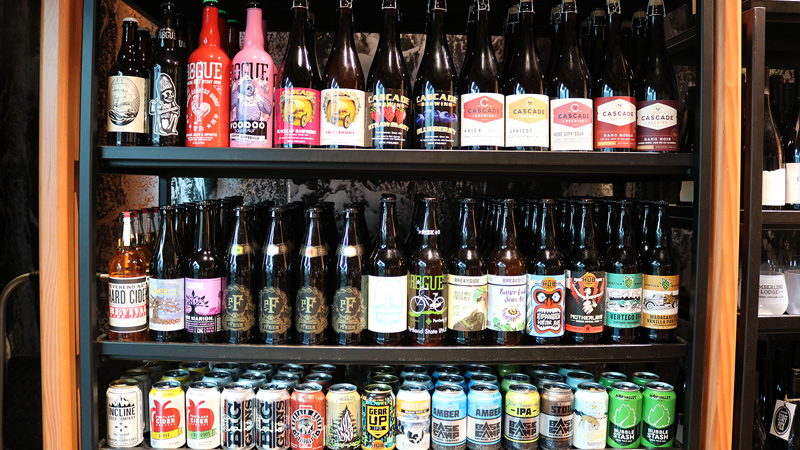 種類豊富なクラフトビール。ぜひお土産に！（ポートランド国際空港）