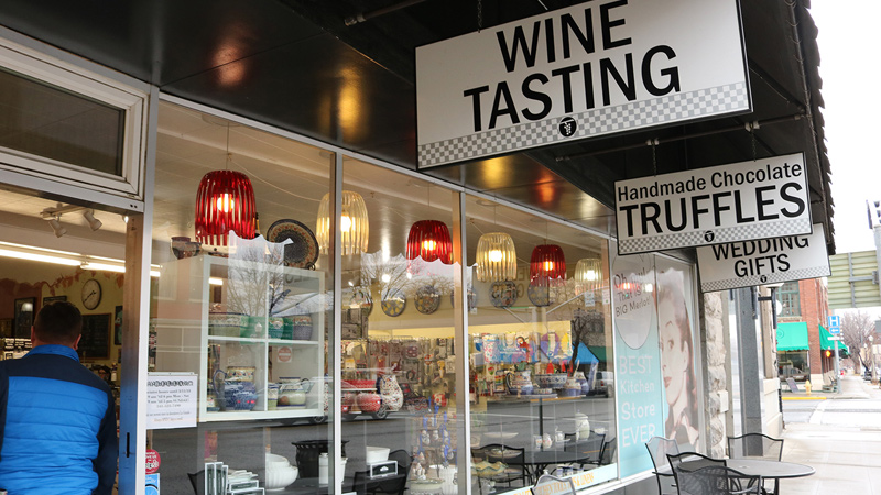 オレゴンにはふらっと立ち寄れるワインバーがたくさん。（ベーカーシティにて）