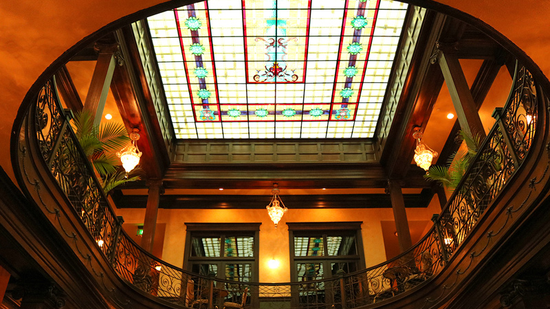 ガイザーグランドホテルのステンドグラスは、貴族の社交場のような重厚感。