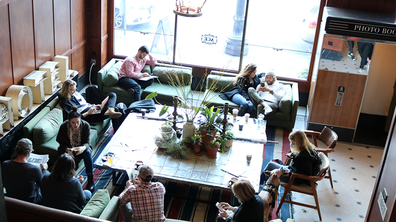 エースホテルの象徴となっている、開放的なラウンジと「HOTEL」のサイン。