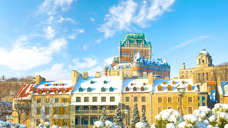 雪景色が絵になる♪　街のシンボル、フェアモント ル シャトー フロントナック（画像提供：© Claudel Huot）