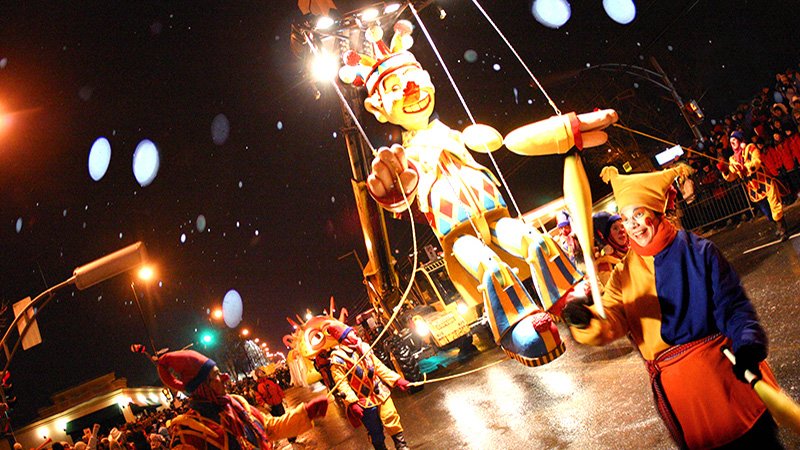 ウィンターカーニバルで人気のナイトパレード♪　フロート（山車）の上で繰り広げられるパフォーマンスは圧巻！（画像提供：© Carnaval de Québec）