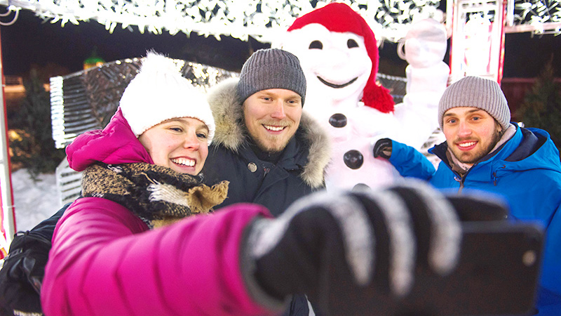 雪だるま風のマスコットキャラ「ボノム」と写真撮影！（画像提供：© Francis Gagnon）