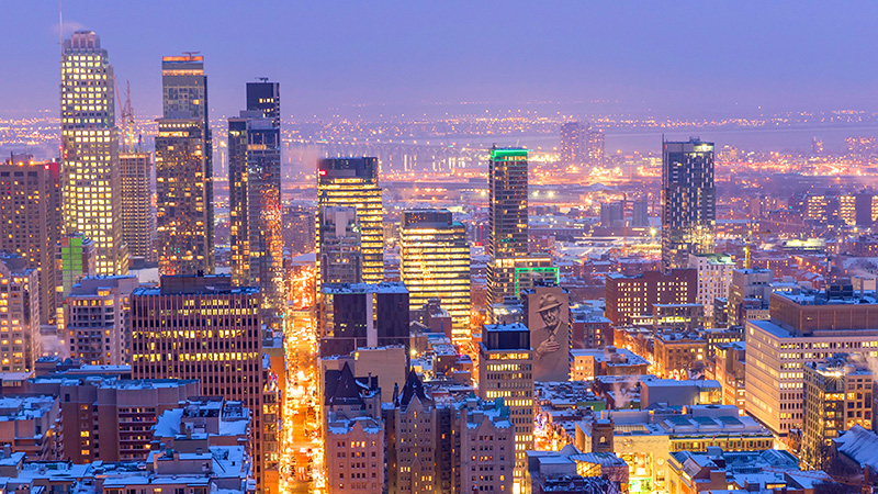 新旧が整然と共存するモントリオールの夜景（画像提供：© Eva Blue）