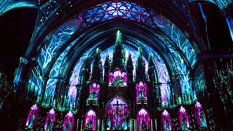 大聖堂の中で観る、幻想的なAURAショー（画像提供：© AURA Notre-Dame-Basilica - Photo by Susan Moss）