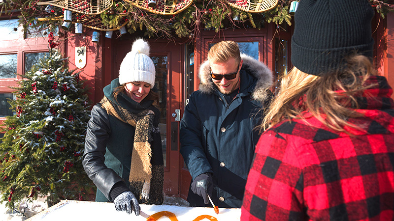 雪の上で巻き巻き♪　一度は体験したいメープルタフィー！（画像提供：Quebec City © TQ/Gagnon, Francis）