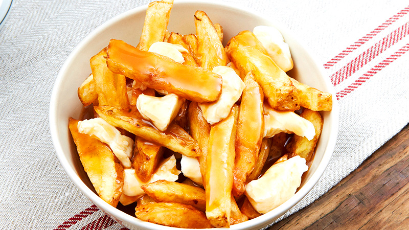 さくさくポテトにグレイビーソースとチーズカードの相性が抜群◎なプーティン（画像提供：© Tourisme Québec, D. Lafond）