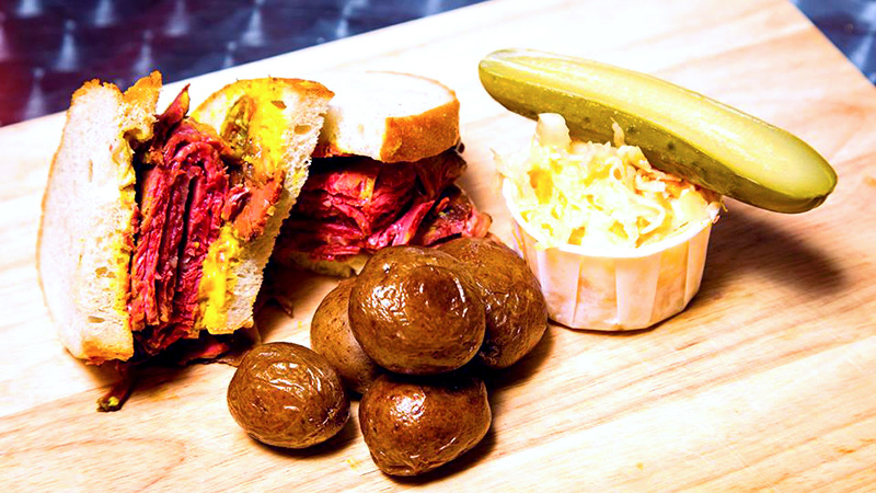 豪快にがぶり！　ボリューム満点のスモークミート・サンドイッチ（画像提供：© Smoking meat）