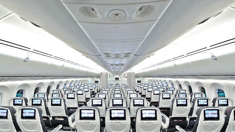 エコノミークラス：全座席に設置されているパーソナル液晶モニターで機内エンターテインメントを堪能！