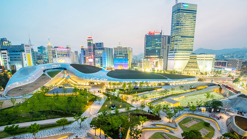 夜中も遊べる東大門　（画像提供：韓国観光公社）