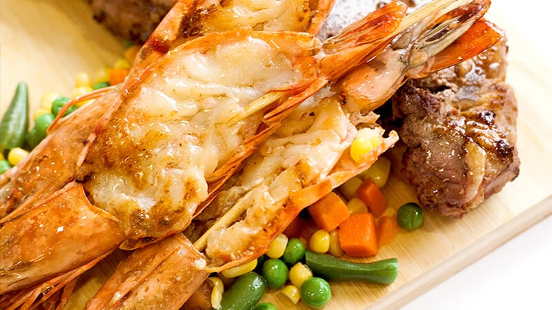 ランチやディナーにおすすめのNew York Steak with Grilled Shrimp（画像提供：Shirly's Coffee Shop）