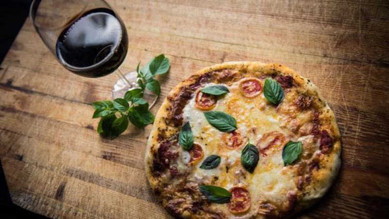 本格的イタリアンを食べたいならジョバニスのピザ　（画像提供：Hyatt Regency Saipan）