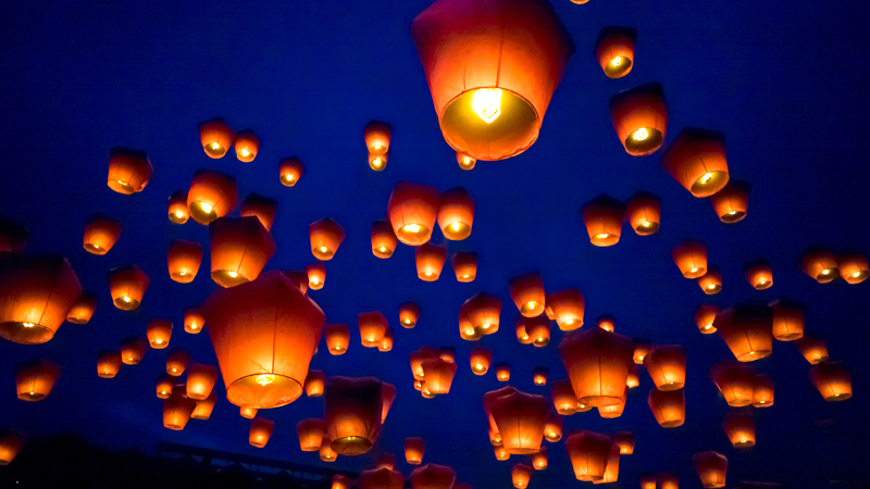 夜空に舞い上がる無数のランタンは幻想的