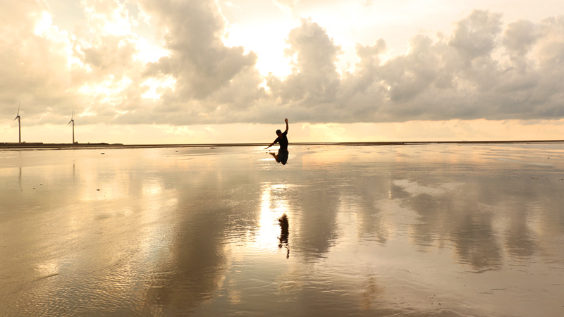 「台湾のウユニ塩湖」として注目の高美湿地は、夕暮れ時がおすすめ