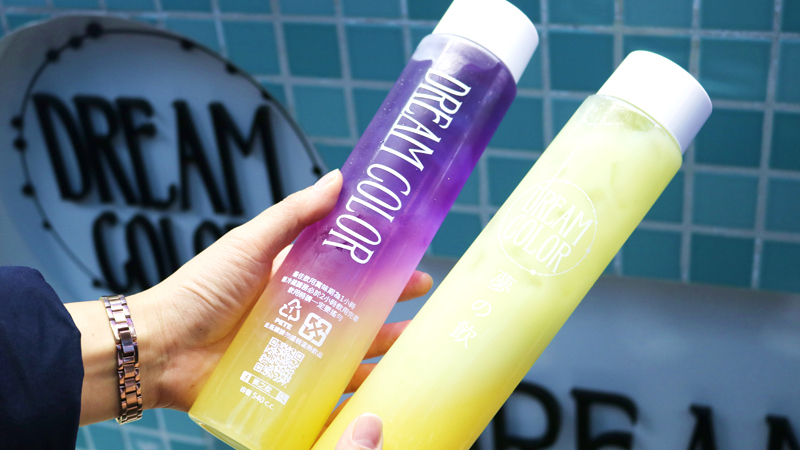 SNS映え抜群！ボトル入りのカラフルなドリンクが大人気