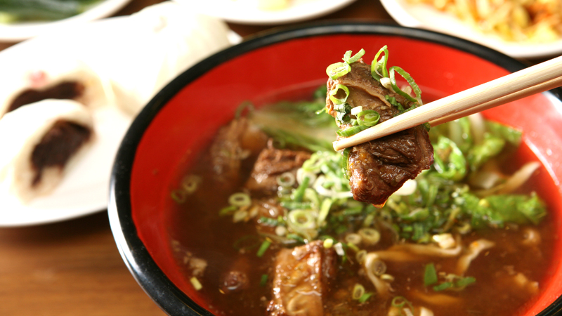 台湾の国民食、牛肉麺はボリューム満点！