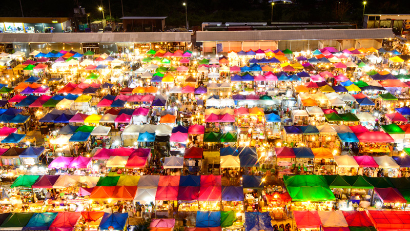 今バンコクで大人気のナイトマーケット「ラチャダー鉄道市場」