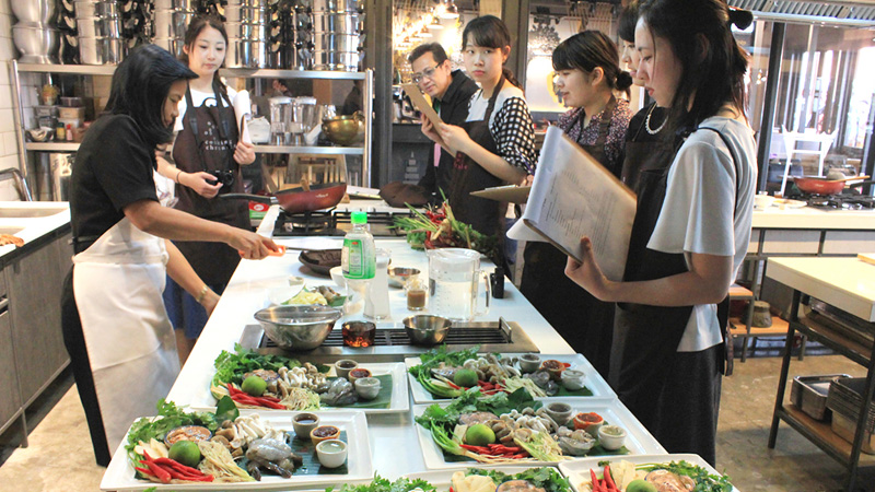 本場のタイ料理が学べるクッキングクラスなどのローカル体験もおすすめ！