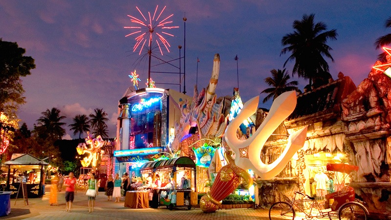 本物の象も登場する豪華なショーは必見!