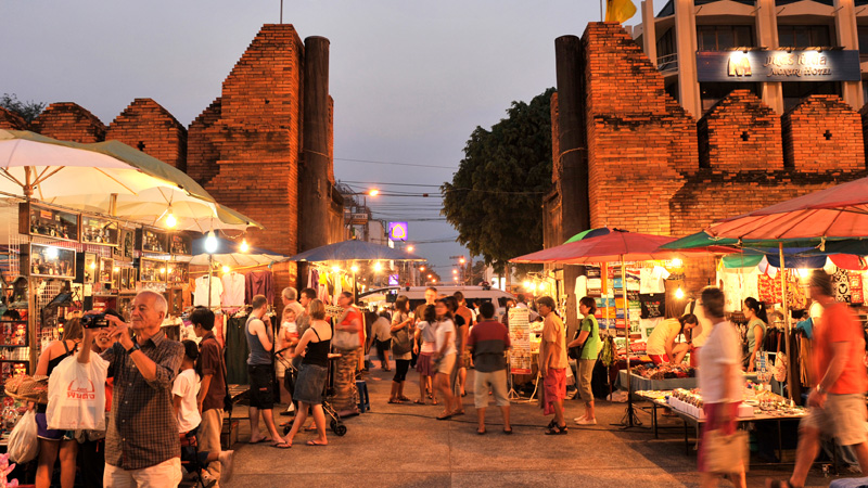 夜はマーケットで食べ歩き&ショッピングを楽しんで!